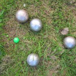 Boule-Kugeln im Gras
